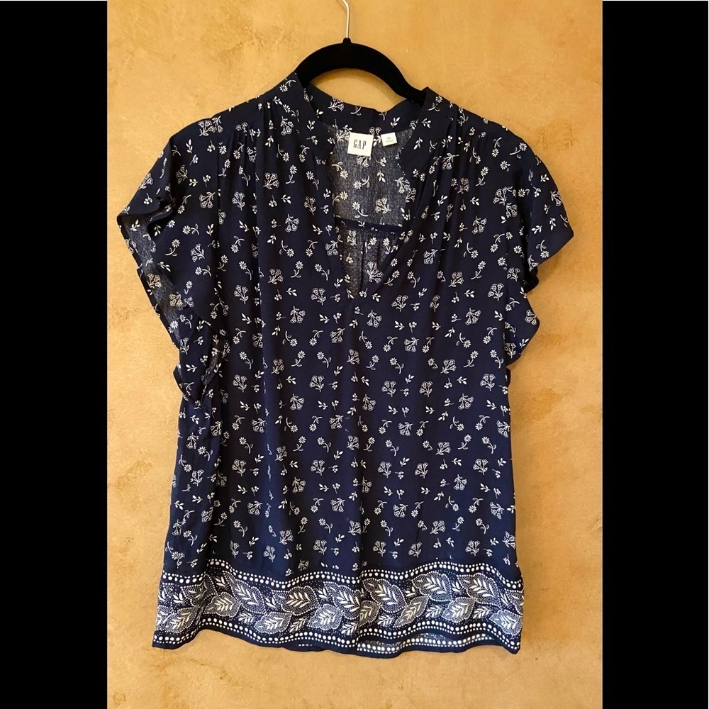 Gap Navy and White Top